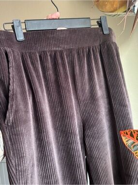 New Large Avia Corduroy Wide-Leg Pants in Deep Brown